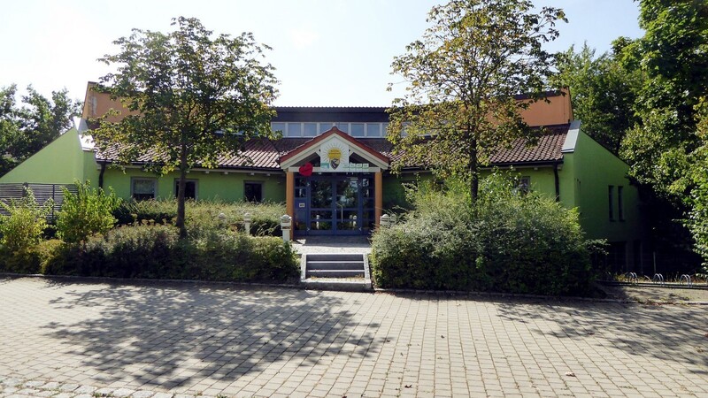 Der "alte" Kindergarten Am Schwebach in Mengkofen soll energetisch saniert und auch erweitert werden.