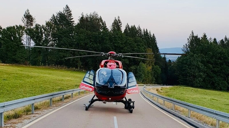 Auf der Panoramastraße landete am Sonntagabend ein Rettungshubschrauber, um die verletzte Motorradfahrerin in die Uni-Klinik Regensburg zu transportieren.