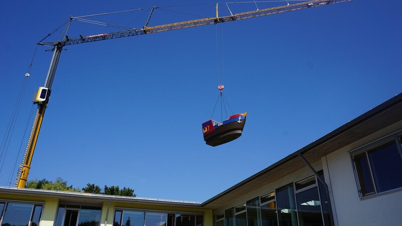 Ein fliegendes Schiff ist ein Paradoxon, welches die Herzog-Georg-Schule nun überwand.