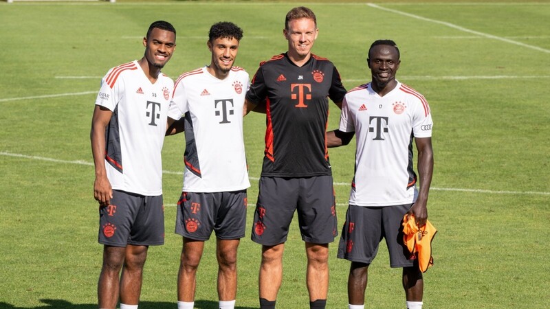 Der Bayern-Trainer und seine beiden Rückkehrer: Julian Nagelsmann (M.) mit Noussair Mazraoui (l.) und Sadio Mané.
