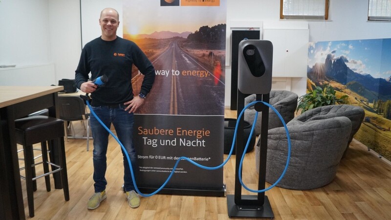 Ein Leuchtstern am Photovoltaik-Himmel ist die Firma hm-pv GmbH. Jetzt gibt es sogar Energie für Fahrzeug-Akkus direkt vom sonnenCharger, einer Wallbox zum Laden von Elektroautos mit der eigenen PV-Anlage, was Geschäftsführer Helmut Mauerer sichtlich freut.