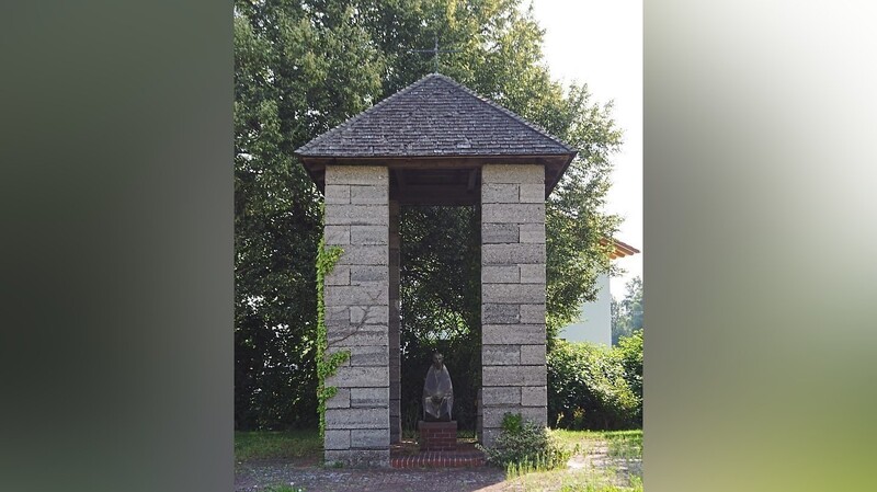 Brenningers Bronze-Plastik "Der Betende" befindet sich in einem sieben Meter hohen Tempel auf dem Friedhof in Bonbruck.