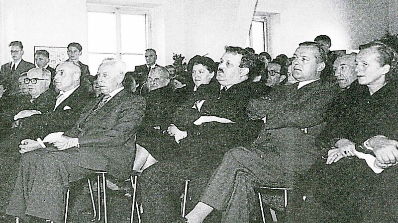Mainburgs Bürgermeister Max Spenger (2. v. r.) und Landrat Josef Piechl (3. v. r.) im November 1953 beim Festakt zur Einweihung des Erweiterungsbaus. Heute befindet sich dort der Theatersaal des Laienspielkreises.