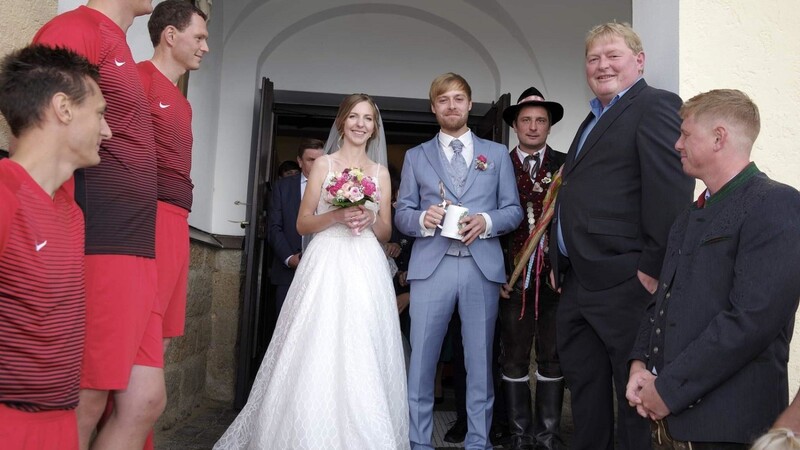Corinna und Stefan Buchinger nach der Trauung mit Hochzeitslader "Fips" und Gratulanten.