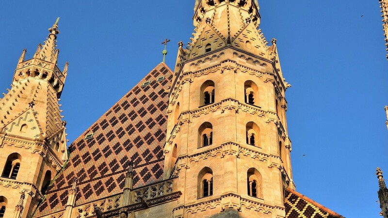 Ein auffälliges Bauwerk in Wien ist der Stephansdom.