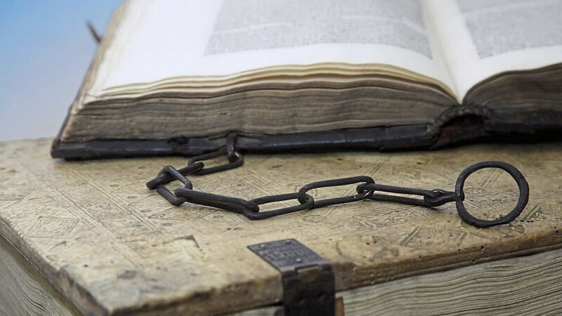 Ein Buch über die Geschichte der Päpste blieb im 16. Jahrhundert schön an seinem Platz in der Pultbibliothek.