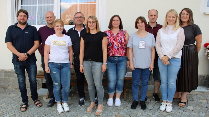 Die Vorstandschaft für die nächsten drei Jahre besteht aus Daniel Stieglbauer (v.l.), Markus Bielmeier, Daniela Geiger, Vorsitzenden Peter Kauschinger, Lisa Kauschinger, Susi Fuchs, Dagmar Pfeffer, Christian Meindorfer, Michaela Müller und Steffi Holzapfl.