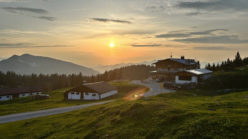 Das "Straubinger Haus" glitzert auf rund 1500 Metern im Sonnenlicht und bietet rund herum einen Panoramablick auf das Kaisergebirge und die Chiemgauer Alpen.