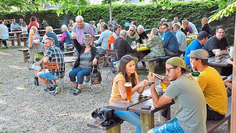Der Zieglerbräu-Biergarten im Herzen der Hopfenstadt füllte sich am Montagabend schnell.