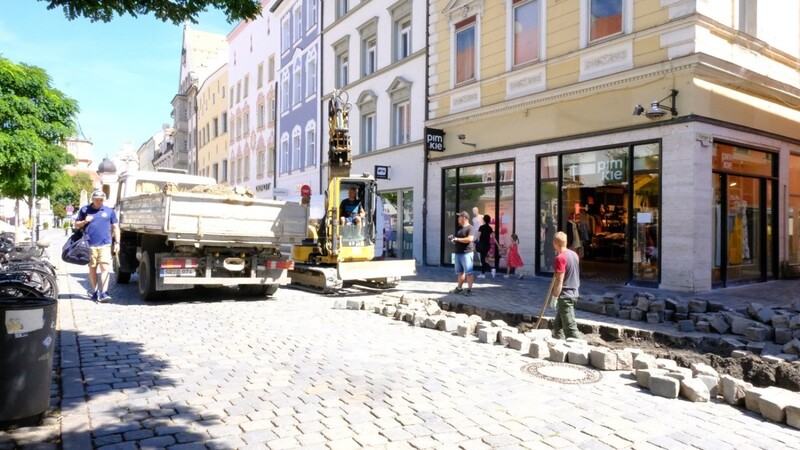 Auf der Südseite des Ludwigsplatzes werden dringend notwendige Pflasterarbeiten durchgeführt.