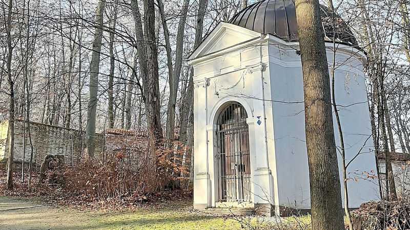 Der klassizistische Herzogsgarten auf dem Hofberg verfügt nicht nur über ein Portal im Stil eines antiken Triumphbogens, sondern auch über diesen verwunschen daliegenden Freundschaftstempel.