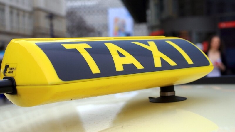 Ein Taxifahrer hat in Regensburg seine Fahrgäste bedroht (Symbolbild).