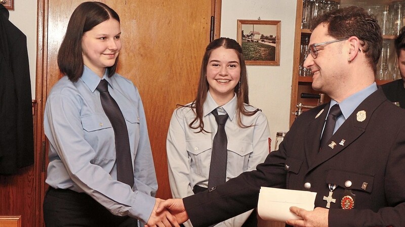 Die ersten zwei Mädchen in der Volkmannsdorferauer Jugendfeuerwehr sind Lena Mayerhofer (Mitte) und Vanessa Steiner, die von Kommandant Thomas Schäffler formell verpflichtet wurden. Die Verpflichtung von Leon Herzog und Laurin Herzog wurde nachgeholt.