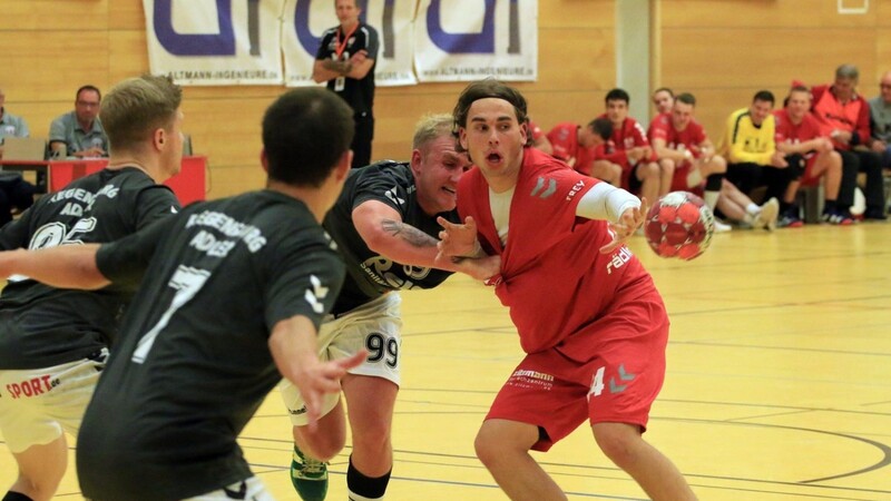 Eine 19:34-Pleite kassierten die Chamer ASV-Handballer (rotes Trikot) bei der SG Regensburg.