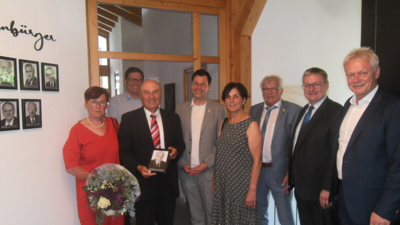 Der neue Ehrenbürger Josef Wallner mit den Ehrengästen beim Aufhängen seines Bildes zu den bisherigen Ehrenbürgern