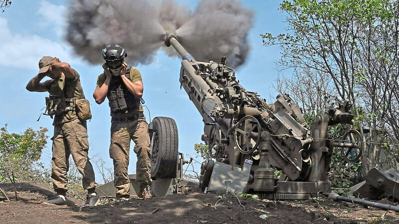 An der Front in der Nähe der Stadt Charkiw: Ukrainische Verteidiger feuern mit einer Haubitze M777 aus US-Beständen in Richtung der russischen Angreifer.