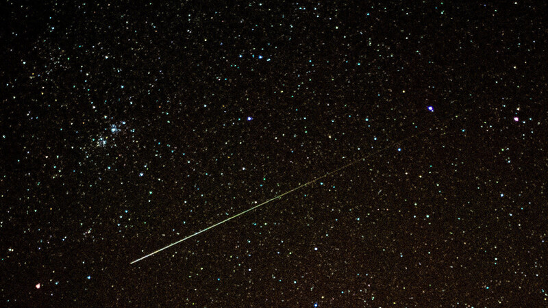 In der Nacht des 12. August wird der Sternschnuppenstrom seine Pracht entfalten. Ursache ist der Komet, der seine Trümmerteile entlang seiner Bahn verstreut hat. Die Erde kreuzt diese jedes Jahr im August. Die in der Atmosphäre verglühende Teilchen erleuchten dann als Sternschnuppe. (Foto: Patrick Pleul/dpa)