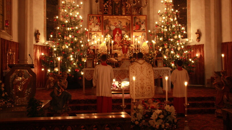 Zum Abschluss der Christmette strahlte nur noch das Licht der Kerzen in der Kirche.
