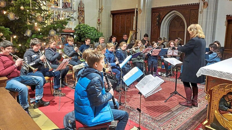 Das Jugendblasorchester des Musikvereins unter der Leitung von Dirigentin Silvia Beigl.
