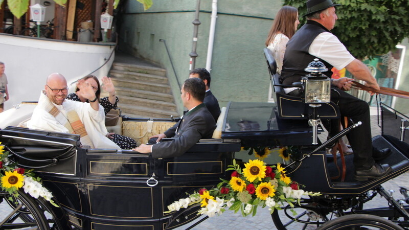 In einer geschmückten Kutsche wurde Pfarrer Thomas Winderl zum Veitsplatz chauffiert.