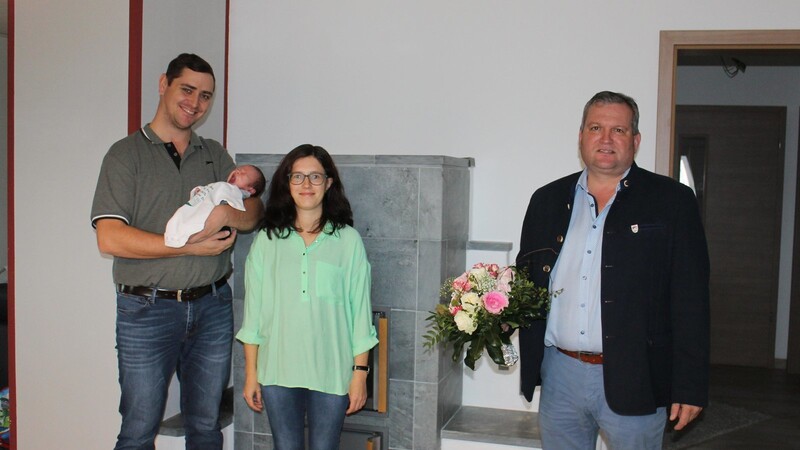 Die neue Familienbeauftragte Sandra Miefanger mit Ehemann Christian, Söhnchen Fritz und Bürgermeister Hans Laumer