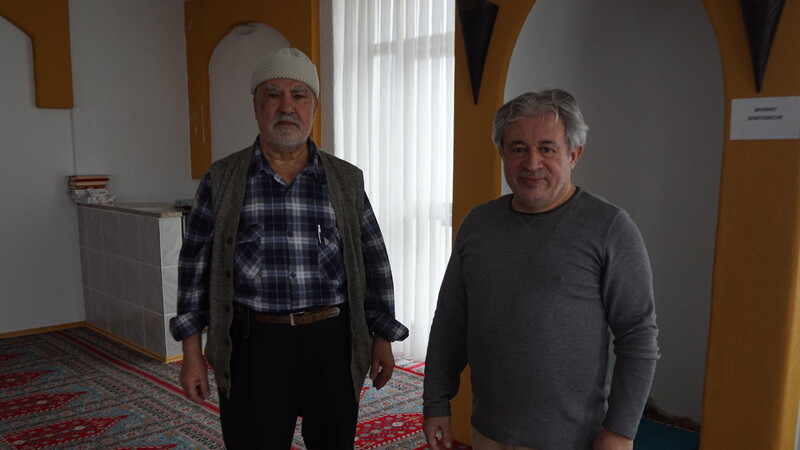 Taner Hayrullah (links) hat das Erdbeben am 6. Februar mit seiner Frau Hatice in Malatya erlebt. Der Rentner war wenige Tage vor dem Beben in die Türkei gereist. Inzwischen ist er wieder in Vilsbiburg. Das Gespräch übersetzte der Vorsitzende der Muslimgemeinde, Mustafa Ucar. Die Familien der beiden sind seit Jahrzehnten befreundet.