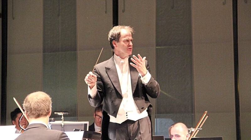 Der Dirigent Basil H. E. Coleman.