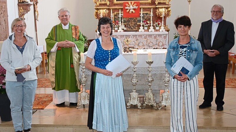 Die drei neuen Kommunion-Helferinnen mit Ruhestandspfarrer Heinz Prechtl und Josef Degenbeck vom Leitungsteam der Pfarrei.