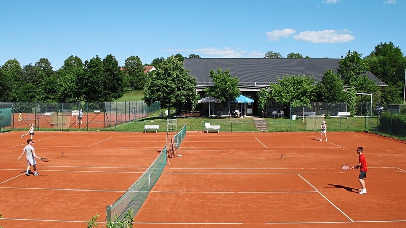 Reichlich Platz für den weißen Sport: die Freiplätze des Tennis Club Roding, dahinter die Halle, dazwischen der Biergarten und das Tennisheim.