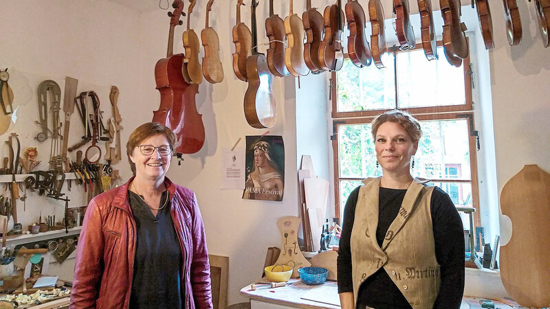 MdL Rosi Steinberger (links) zu Besuch in der Werkstatt von Geigenbauerin Vera Frey