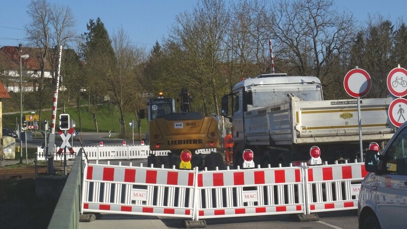 Vollsperrung des Bahnübergangs Volkmannsdorf: Gleisbauarbeiten haben diese am Montag erforderlich gemacht.