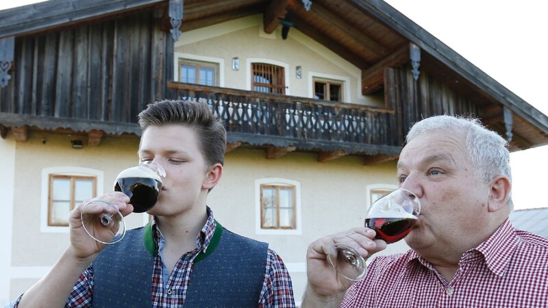 Die beiden Biersommeliere Dietrich Sailer (r) und sein Sohn Luis (l) verkosten am 12.04.2016 in Gstadt (Bayern) verschiedene Biersorten. Der 16-jährige Schüler Luis Sailer ist der jüngste Biersommelier der Welt.