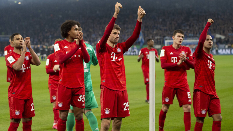 Die Bayern-Spieler bedanken sich nach der Partie bei ihren mitgereisten Fans.