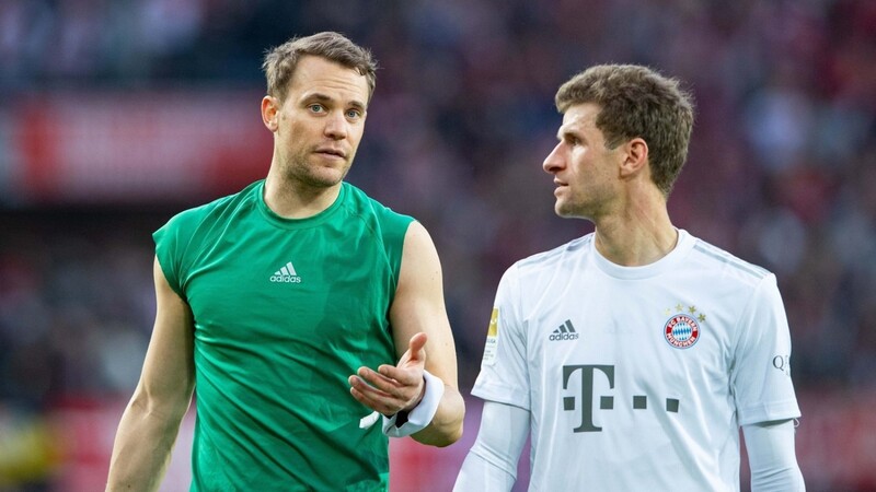 Stehen beide schon lange beim FC Bayern unter Vertrag: Manuel Neuer (links) und Thomas Müller.