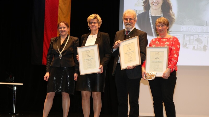 Unter den Trägern des Chamer Kampls steigt die Zahl der Frauen. So wie 2020 als Martina Matzke (links) und Jutta Vogl (zusammen mit Peter Zach) ausgezeichnet wurden.