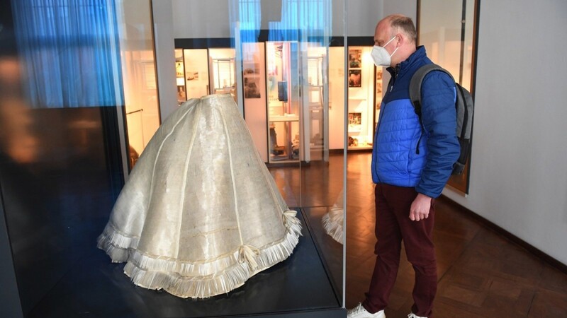 Der erste Besucher betrachtet im Deutschen Museum ein Glasfaserkleid, das im Jahre 1924 dem Deutschen Museum gestiftet wurde und nun erstmals restauriert zu sehen ist.