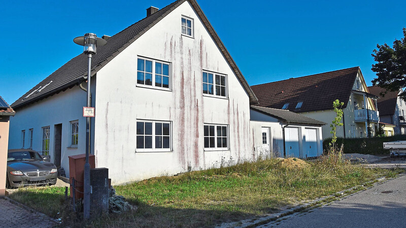 Nicht gerade ansehnlich präsentiert sich dieses niemals fertiggestellte Wohnhaus im Mainburger Ortsteil Sandelzausen. Nachdem die Stadt einen Gerichtsprozess verloren hat, bleibt das Gebäude stehen.