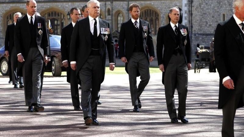 Prinz William (l-r), Herzog von Cambridge, Prinz Andrew, Herzog von York und Prinz Harry, Herzog von Sussex, Prinz Edward, Graf von Wessex gehen hinter dem Sarg.