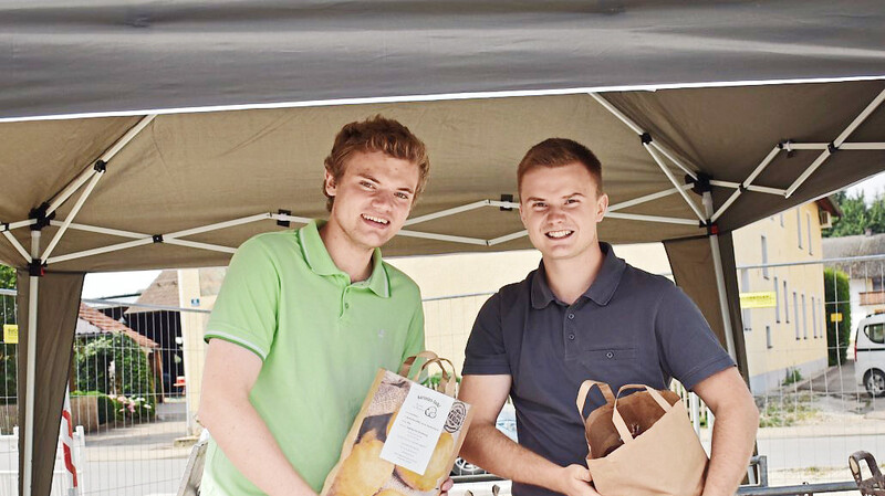 Schauspieler Philipp Schneider (links) verkaufte Kartoffeln, das "Glücksrad" begeisterte die Kinder.