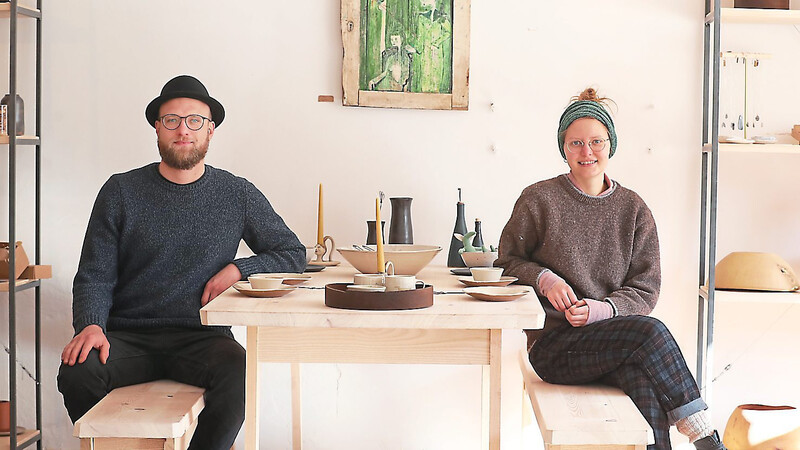 Luise Peter und Stephan Huber gehören zum Verein "Kulturhandwerk" und stellen ihre Ware im neuen Pop-up-Store aus.