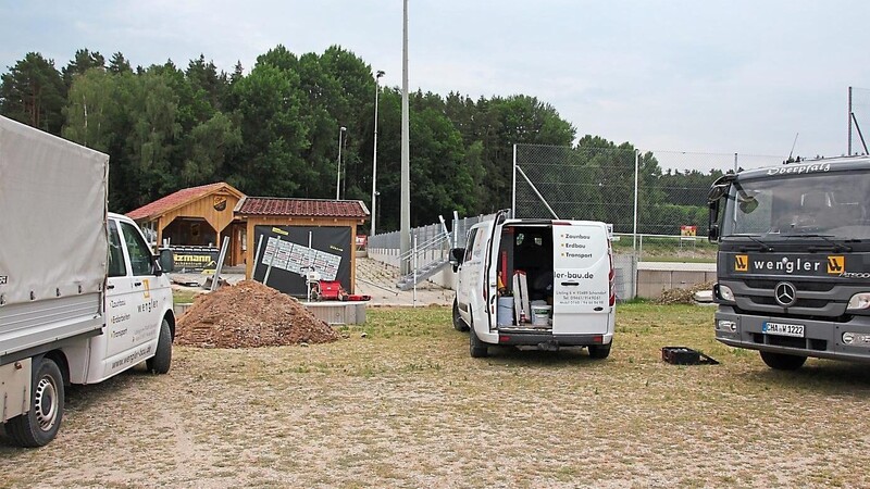 Die Arbeiten am Sportgelände der DJK Vilzing zur Vorbereitung auf die Regionalligasaison laufen auf Hochtouren.