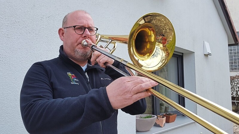 Frank Möwes beteiligte sich mit Posaune an der Flashmob-Aktion "open windows and make music".