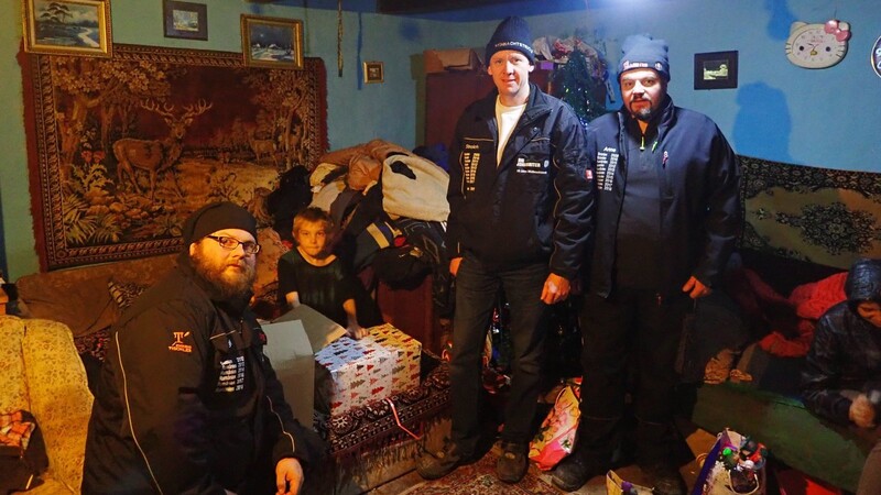 Dominik Artmann, Daniel Promesberger und Michael Schmidbauer (von links) verteilten die Päckchen an bedürftige Familien. Nicht selten bewegten sie die Einzelschicksale.