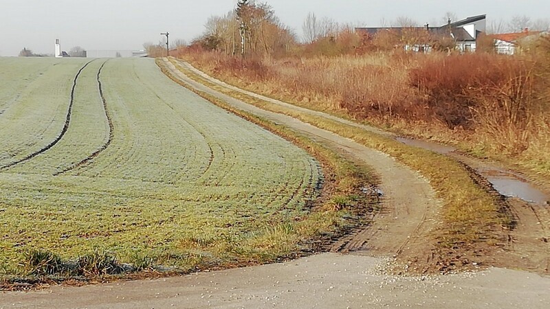 Auf diesem bereits bestehenden Feldweg entlang der Bahnlinie ist der Radweg zwischen den Ortschaften Oberlindhart und Niederlindhart geplant.