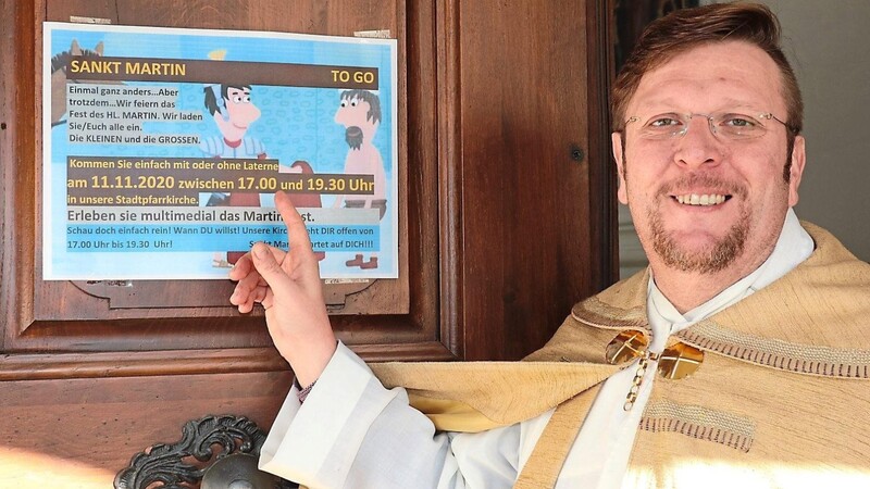 "Erleben Sie multimedial das Martinsfest" steht auf diesem Plakat, das Pfarrvikar Markus Meier an der Kirchentür angebracht hat.