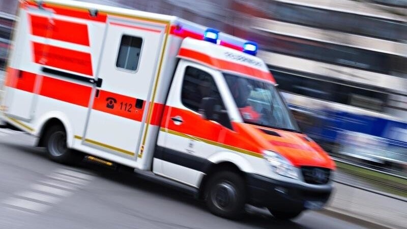 Ein Rettungswagen verursachte am Mittwoch einen Unfall am Wochenmarkt in Freising. (Symbolbild)