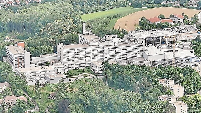 Zu Wochenbeginn sind zwei weitere Menschen aus dem Landkreis Deggendorf in Zusammenhang mit dem Coronavirus gestorben. Einer von ihnen im Donau-Isar-Klinikum Deggendorf. (Archivbild)