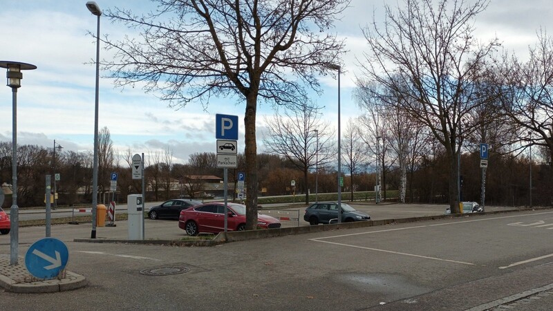 Unter dem Parkplatz und einem kurzen Abschnitt der dahinter liegenden Uferstraße schlummern Altlasten. Das Areal muss saniert werden.