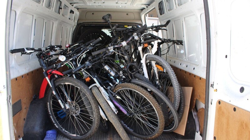 Elf gestohlene Fahrräder entdeckte die Polizei in Regensburg in einem Kleintransporter.