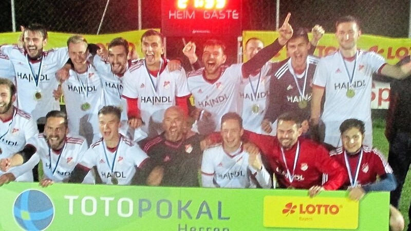 Totopokalsieger FC Walkertshofen freute sich auch über den Siegerscheck von 1 000 Euro durch den Vertreter der Lotto-Bezirksstelle Niederbayern Freissle, Albert Maier (rechts neben FCW-Sportchef Michael Reitmeier).